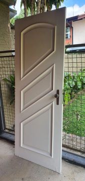 Porta de madeira branca para área externa