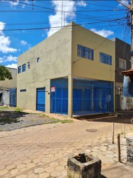 Alugo sala comercial com subsolo na QS-05