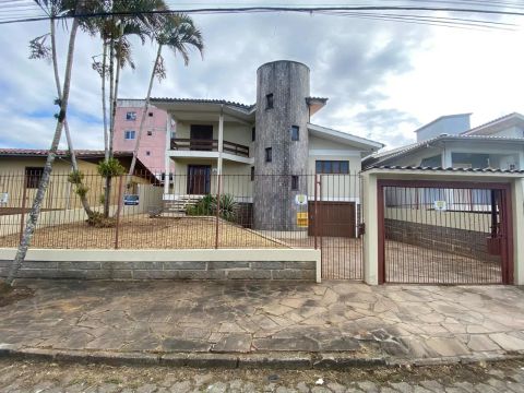 Casa ampla no bairro Pinheirinho em Criciúma