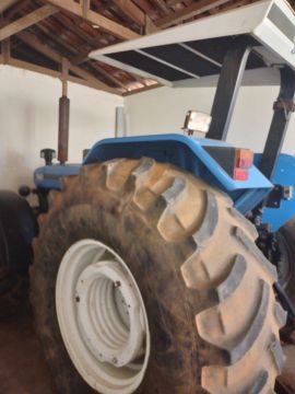 Trator new holland 