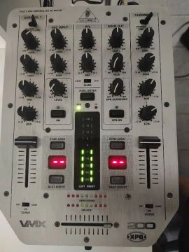 Mixer Behringer VMX 200