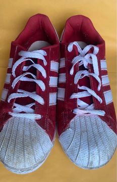 Adidas Superstar Vermelho usado. 