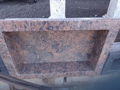Nicho em granito marrom coral