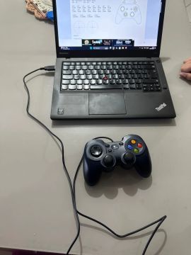 Controle gamer barato longitech