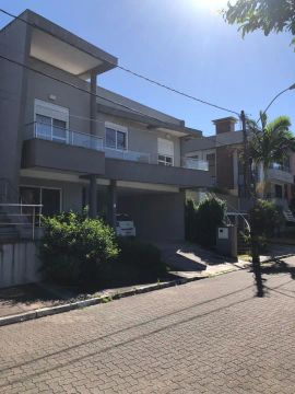 Casa em condominio, com 3 quartos c/suítes, com sacada, 4 vaga, na Agronomia.
