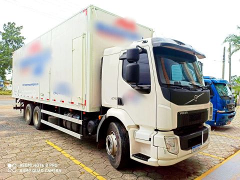 Caminhão Volvo VM 270  2014 6x2