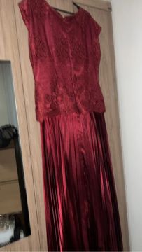 Vestido de renda vermelho e plissado 