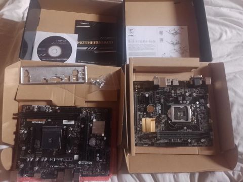 Duas placas de vídeo com defeito, retirada de peças