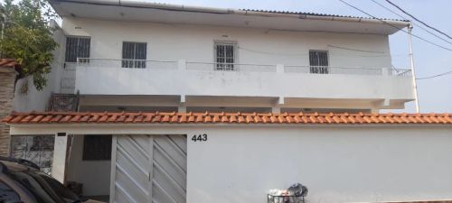 Apto com 2 quartos no segundo piso, Alvorada 2 com ótima localização.