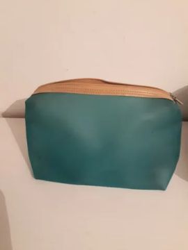 Necessaire grande em plástico grosso 