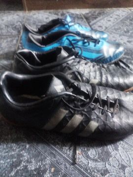 2 chuteiras Adidas e Penalty 