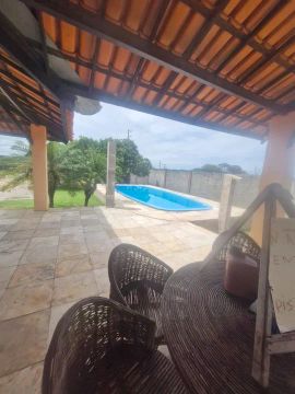 Casa com piscina em condomínio fechado
