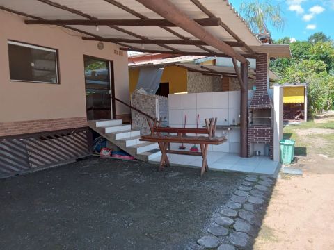 Casa na praia aluguel temporário praia do estaleiro Ubatumirim Ubatuba 