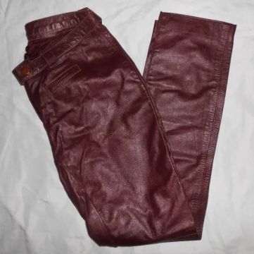 Calça Feminina PZA de Couro cor vinho/bordô