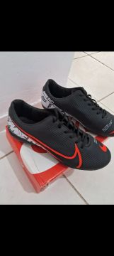 Chuteiras Nike Mercurial preta e laranja 