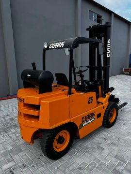 Empilhadeira clark gasolina 2,5t automática 
