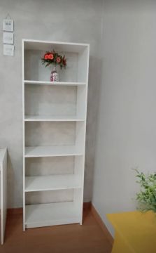 Estante de livros branca com 5 prateleiras