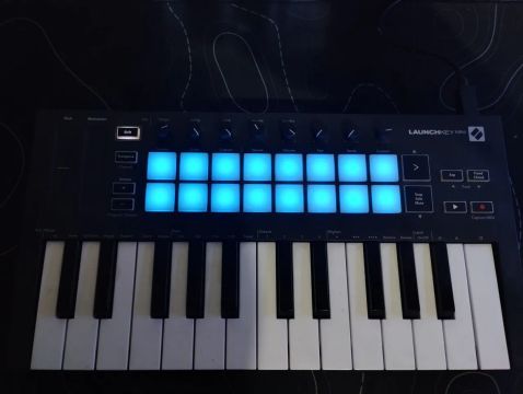Controlador MIDI Novation Launchkey mini 25 MK3