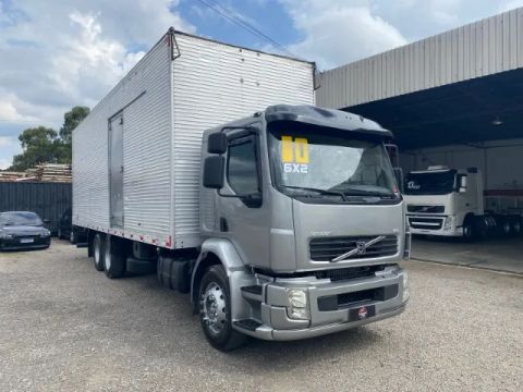 VOLVO VM 260, 6X2, 2010, BAÚ MOTOR FEITO.