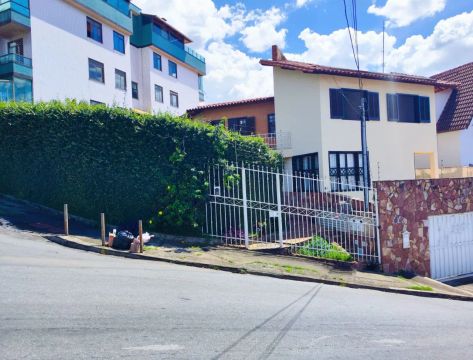Casa com HABITE-SE no Camargos