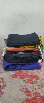 roupas variadas usadas em bom estado