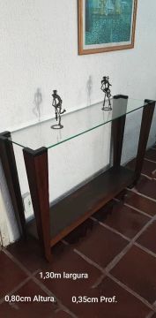 Rack de vidro com estrutura em madeira
