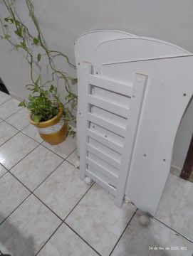 Berço de madeira branco para bebê