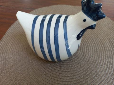 ANTIGA GALINHA EM PORCELANA 
