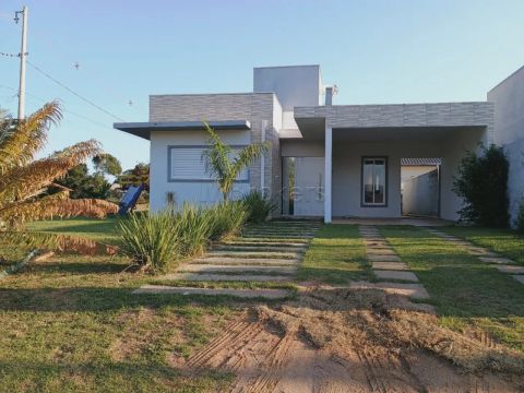 Casa Condomínio em Pardinho