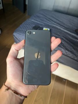 iPhone SE 2022 com caixa e capinha