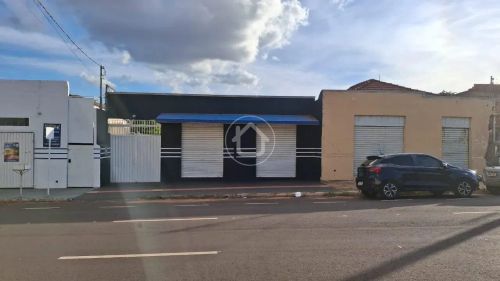 CASA COM SALÃO NA FRENTE