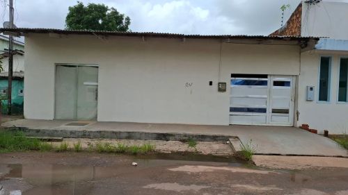 Vendo/troco casa rua 23 congós R$150 mil