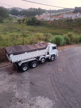 Caminhão caçamba 