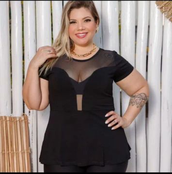 Blusa preta com tule transparente