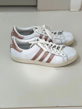 Tênis Adidas Branco com Detalhes Dourados