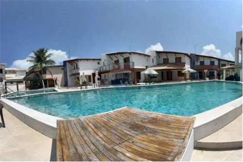 "Casa de Luxo na Praia: Conforto e Sofisticação"