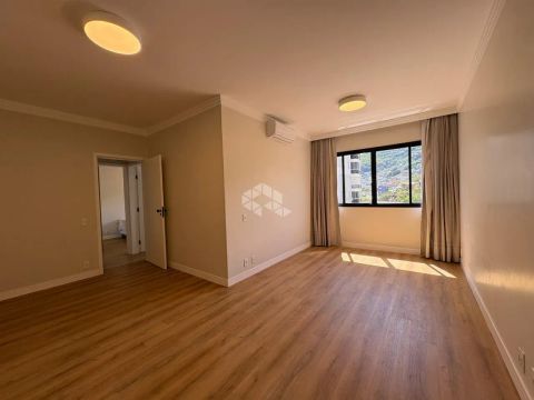 APARTAMENTO MOBILIADO COM 2 QUARTOS 1 VAGA DE GARAGEM NO CENTRO DE FLORIANÓPOLIS
