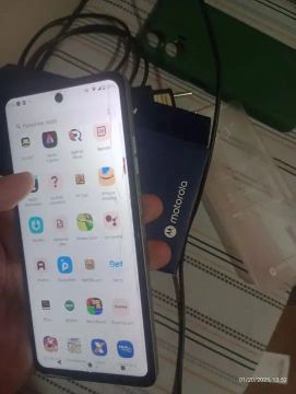 Smartphone Motorola com tela quebrada