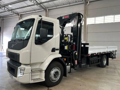 Caminhão Volvo 220 com Munck Argos