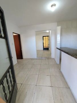 Casa c/ 3 quartos c/ terreno grande, oportunidade de espaço p/ trabalho.