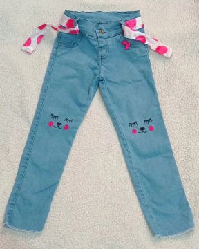 Calça Jeans Infantil com Detalhe de Urso. 