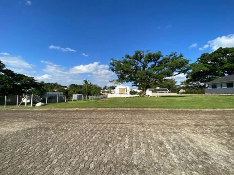 Amplo terreno em condomínio fechado.