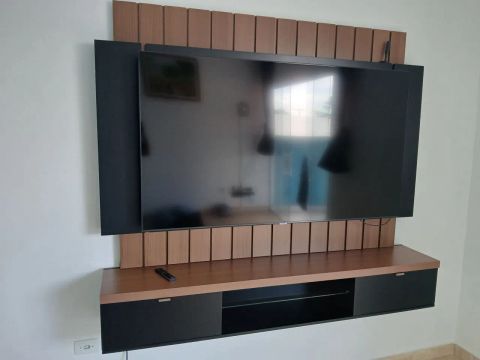 Rack para TV com Painel de Madeira