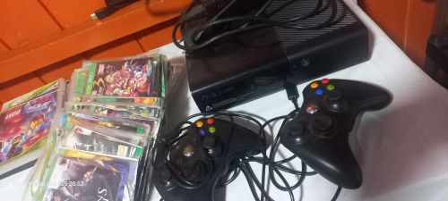 Xbox 360 com jogos e controles