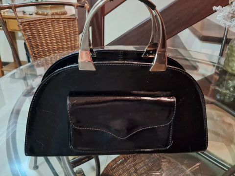 Bolsa de mão preta de couro