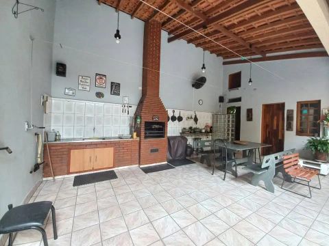 Sobrado para venda possui 215 metros quadrados com 2 quartos em Batel - Curitiba - PR