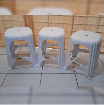 3 Bancos Plásticas Brancas