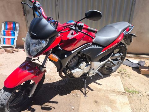 Vendo CB300 2012 em ótimo estado.