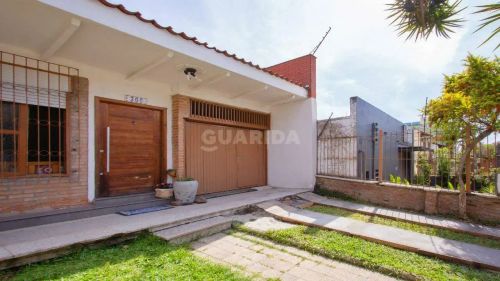 Casa Residencial com 3 dormitórios e 2 vagas de garagem no bairro Jardim Botânico