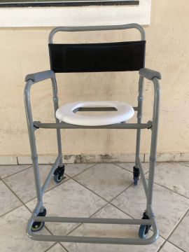 Cadeira de Banho com Rodas - Poucos dias de uso